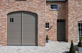 Portes de garage sectionnelles avec recouvrement en bois